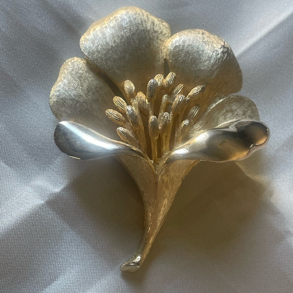 Vintage Brooks Two-Tone Floral Brooch | Sculptural Gold Tone Pin - Picture 3 of 9